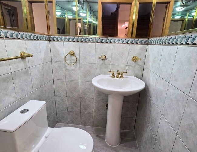 Building Photo - 911 80th St