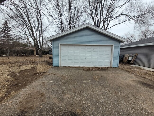 Building Photo - 822 Dwight St
