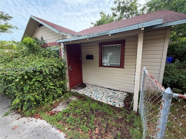 Building Photo - 2430 SW 25th St