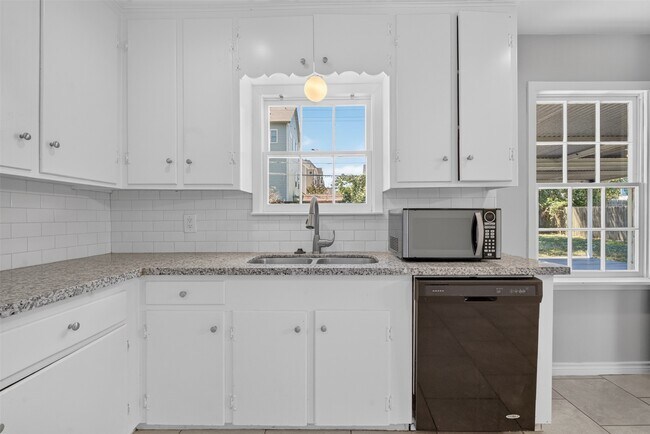 Building Photo - 1409 Wycliffe Dr