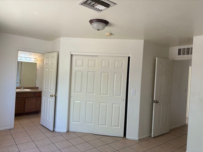 Building Photo - Beautifully Renovated 3 Bedroom Home -A/C-...