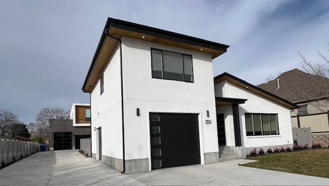 Building Photo - ABSOLUTELY UNBELIEVABLE NEW HIGH END CUSTOM HOME!