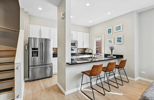 Building Photo - Comfortable Living in a Desirable Area