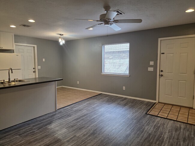 Building Photo - 507 Peppertree Ln