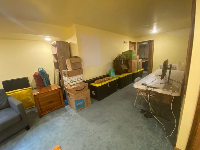 Building Photo - Cozy 2B/2B Remodeled Town Home Just Minute...