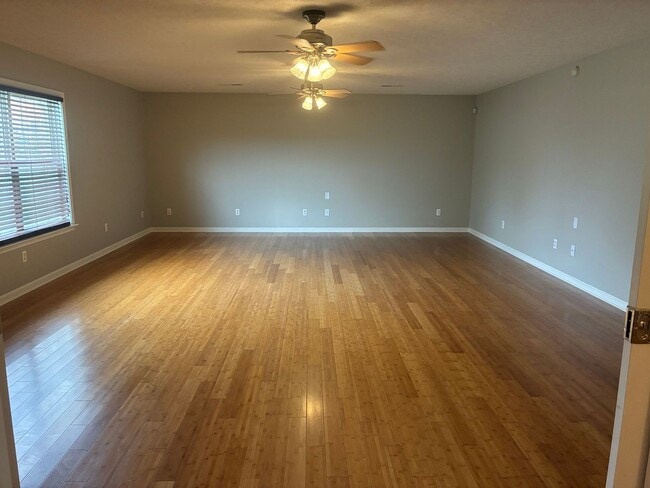 Building Photo - **NEW PRICE**   **New Paint**   **New Carpet**  Ready for YOU!!