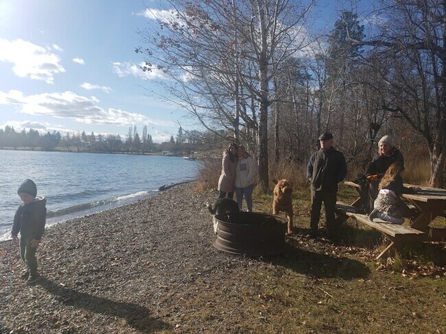 Building Photo - Log Home with close public lake access - A...