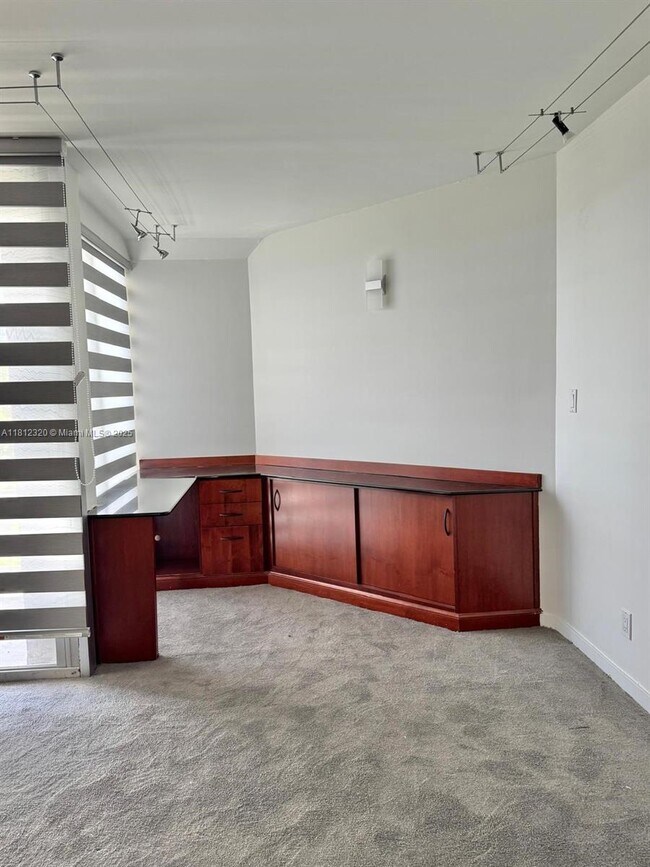 Building Photo - 2025 Brickell Ave