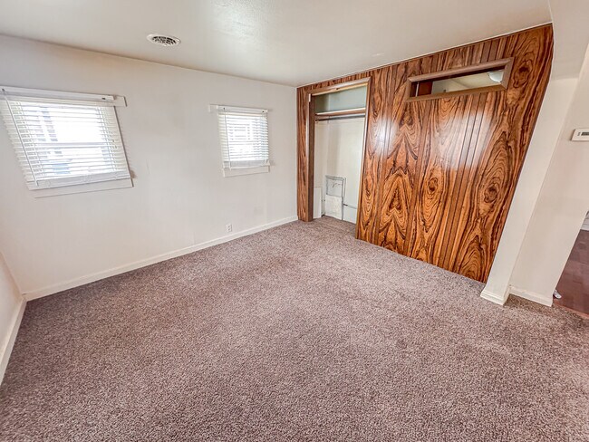 Building Photo - 614 Seymour Ave