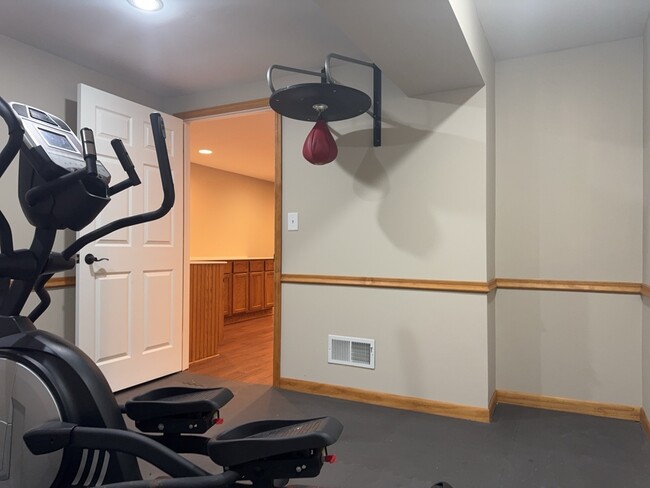 Building Photo - 552 Fairfax Ln