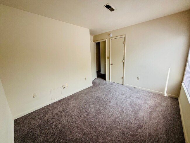 Building Photo - 872 Claytor Square