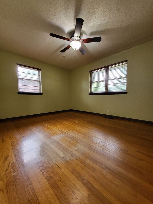 Building Photo - (3) Bed/(2) Bath in Core Norman!