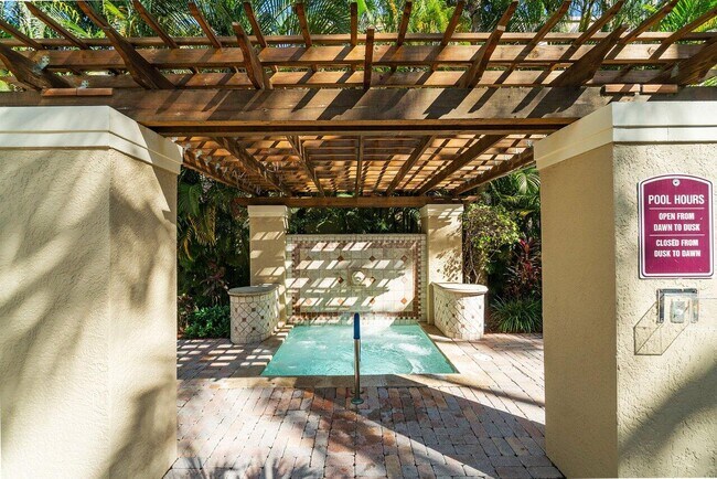 Building Photo - 630 S Sapodilla Ave