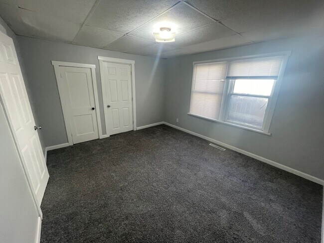 Building Photo - Updated 2 Bedroom House W/ Fenced Yard and...