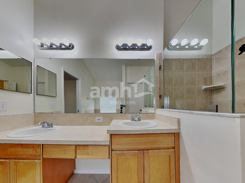 Building Photo - 3704 Lockridge Dr