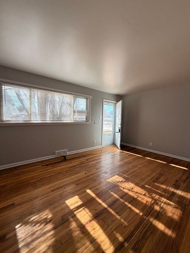 Building Photo - 2 Bed Apartment right next to Patty Jewett Golf Course