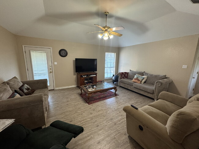 Building Photo - 3 bedroom 2 bath on corner lot!