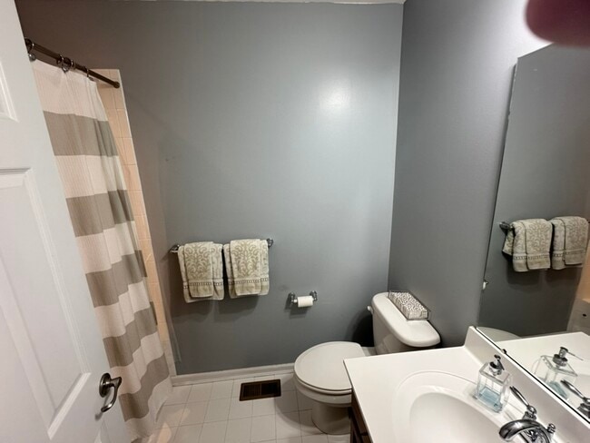 Building Photo - 504 Raymond Dr