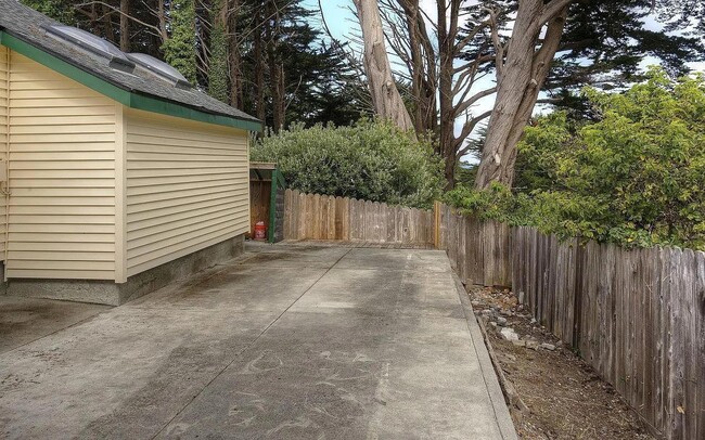 Building Photo - 1004 Acacia St