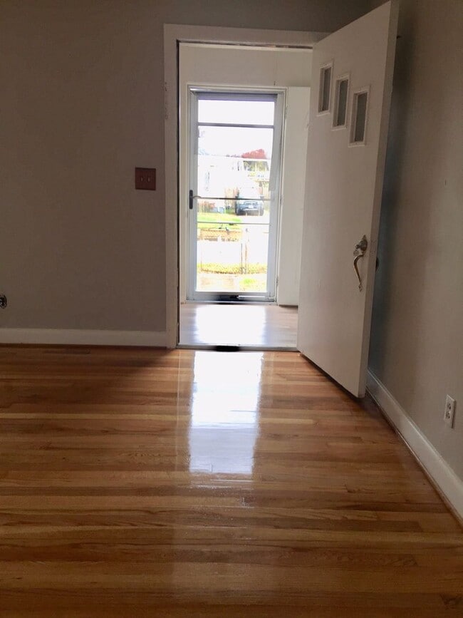 Building Photo - Adorable 2BR/1BA Home Near Norfolk Naval B...