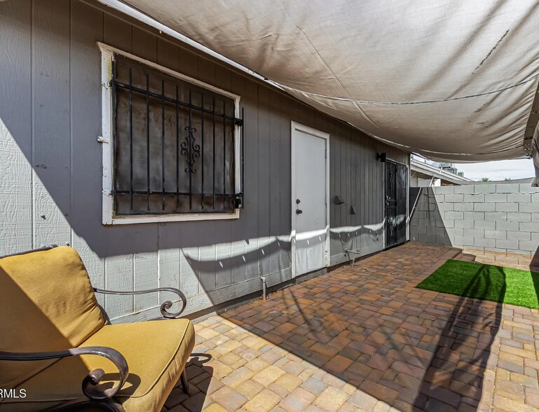 Building Photo - 5960 W Oregon Ave