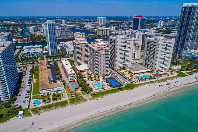 Building Photo - 1912 S Ocean Dr