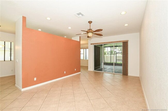 Building Photo - 2206 SW Cape Cod Dr