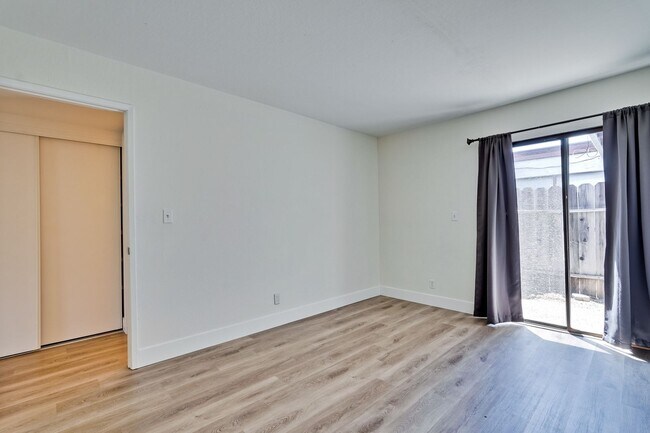 Building Photo - 947 // Duplex
