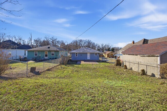 Building Photo - Move-In Ready 2 Bedroom Home with Basement Garage