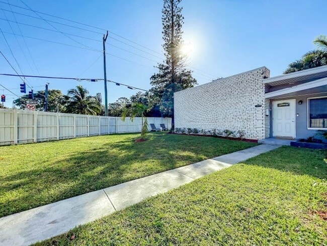 Building Photo - 1500 SW 12th Ct