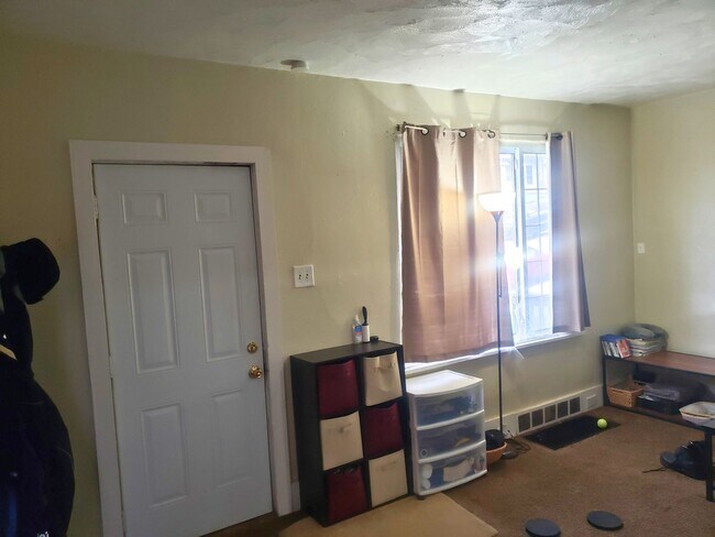 Building Photo - Inviting 2-Bedroom Home with Spacious Livi...