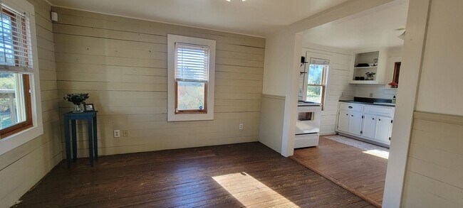 Building Photo - 2/1 Farmhouse in Smithville TX