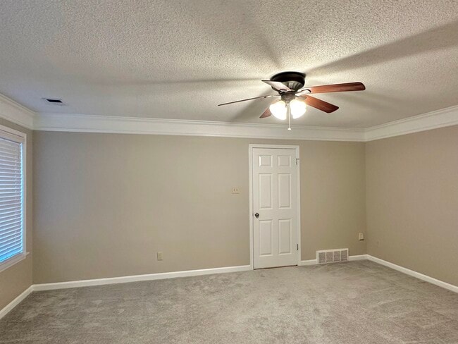 Building Photo - 7475 Kingsland Dr