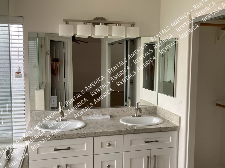 Building Photo - 2238 E Bel Air Ln