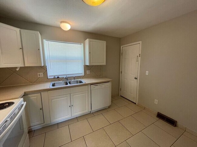 Building Photo - 2 Bedroom / 1 Bathroom Duplex in Blue Spri...