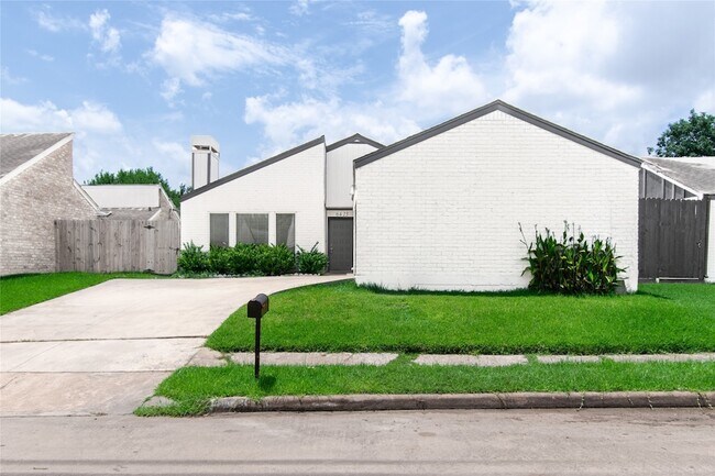 Building Photo - 6423 Coachwood Dr