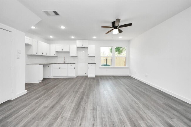 Building Photo - 2322 Wavell St