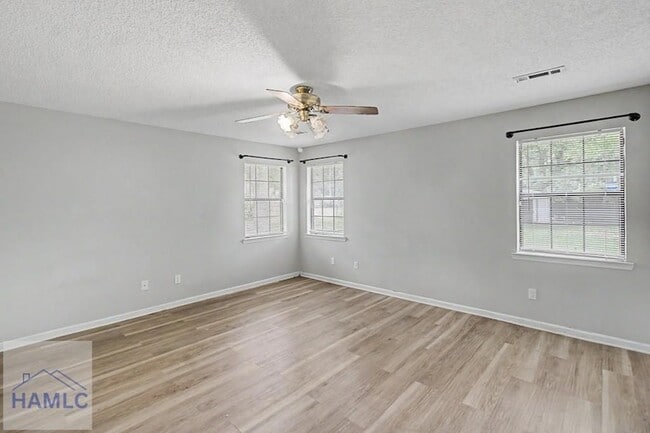 Building Photo - 21 Pinewood Ln