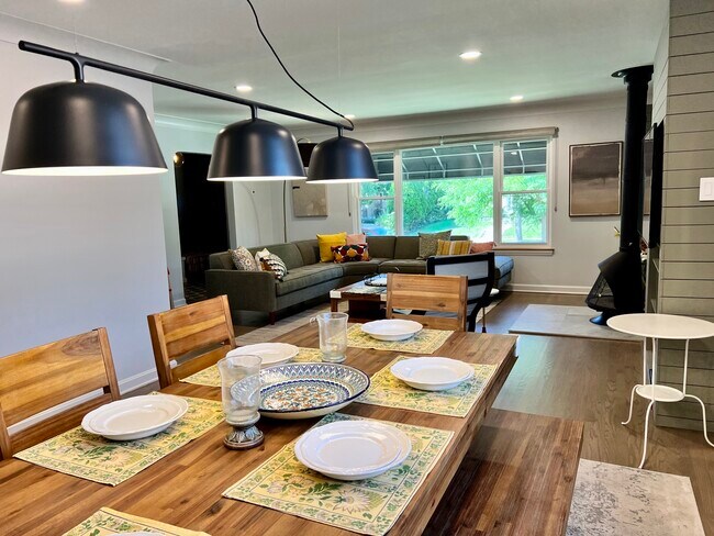 Building Photo - 940 N Oak Park Ave