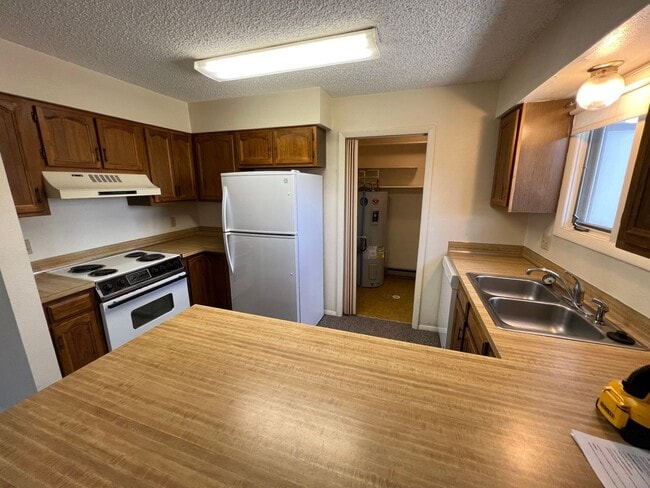 Building Photo - 1 Bedroom 1 Bath Townhouse in Great Neighborhood