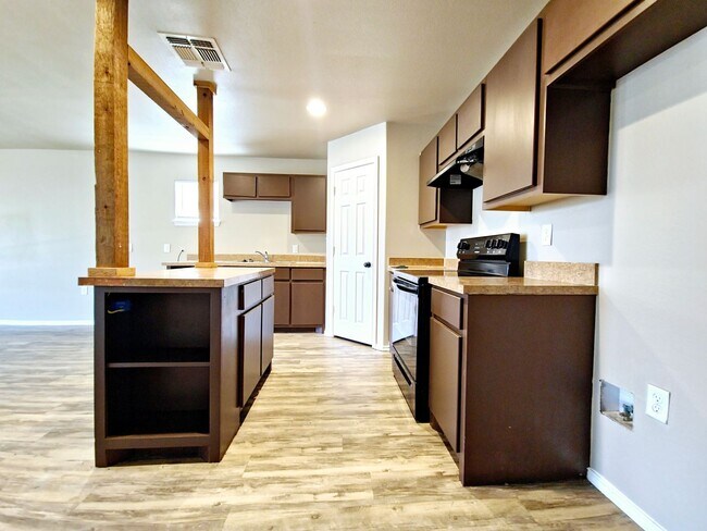 Building Photo - Adorable 3 bedroom home