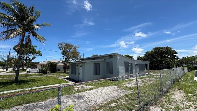 Building Photo - 2432 NW 20th St