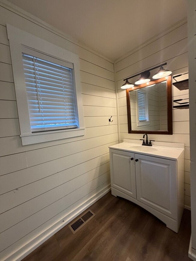 Building Photo - 2 bedroom/1 bath home in West Morristown