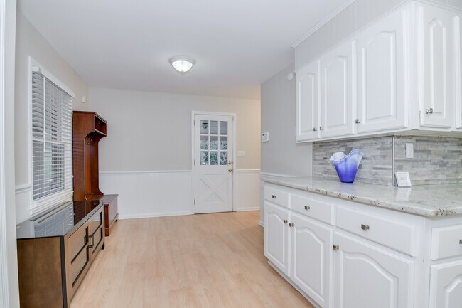 Building Photo - 2415 Apricot Ln