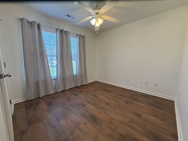 Building Photo - "Discover Comfort and Charm: Spacious 3-Bed, 2-Bath Home in Huntsville's Desirable Locale!"