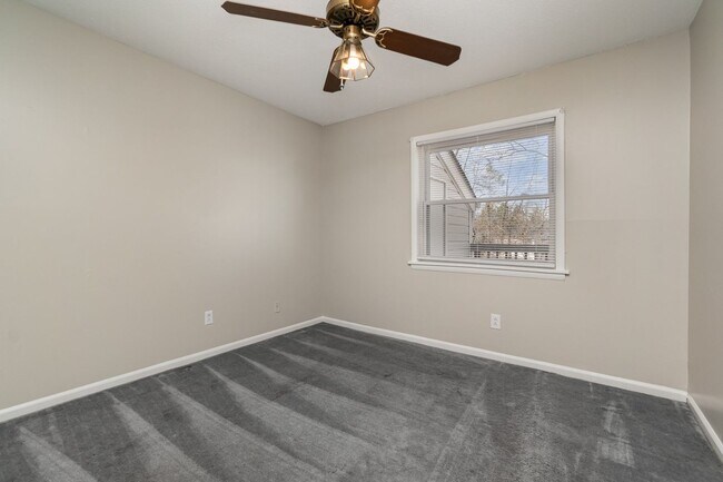 Building Photo - MOVE-IN READY!