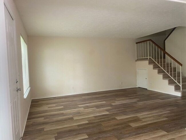 Building Photo - Wonderful Bellevue Condo in Creekside Meadows!