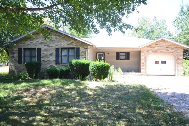 Building Photo - 3 Bed 1 Bath House with a 1 Car Garage For...