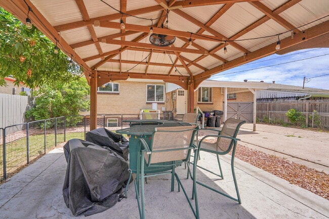 Building Photo - $3,195.00, 5 bed, 2 bath located in Denver
