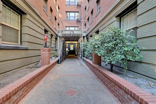 Building Photo - 1BD/1BTH Historic Condo in Portland